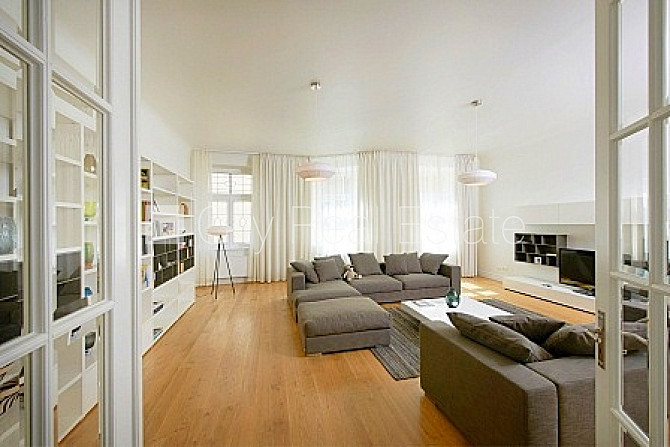 Здание во дворе, реновированный дом, вход со двора, лифт, окна выходят в обе Рига - изображение 1