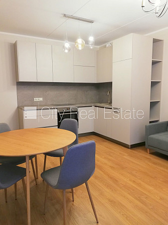 Здание во дворе, реновированный дом, закрытый двор, возможность аренды парковки, Рига - изображение 1