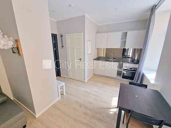 Здание во дворе, реновированный дом, закрытый двор, вход со двора, лестничная Rīga