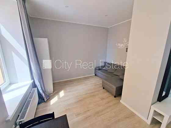 Здание во дворе, реновированный дом, закрытый двор, вход со двора, лестничная Rīga