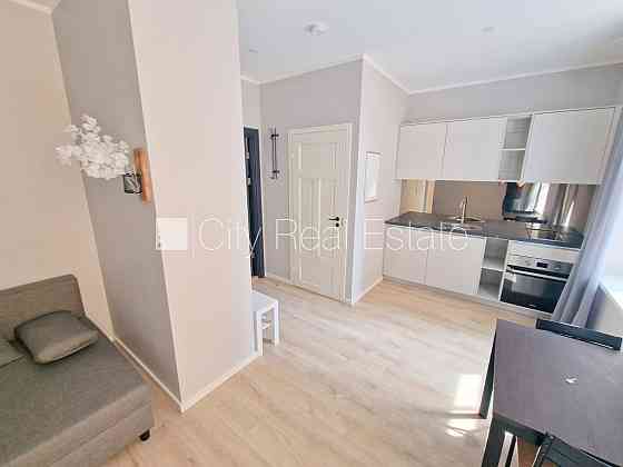 Здание во дворе, реновированный дом, закрытый двор, вход со двора, лестничная Rīga