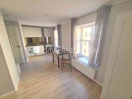 Здание во дворе, реновированный дом, закрытый двор, вход со двора, лестничная Rīga