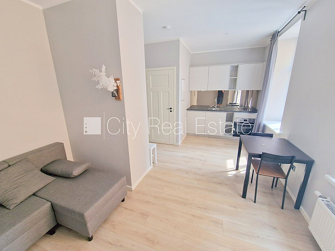 Pagalma ēka, renovēta māja, slēgts pagalms, ieeja no pagalma, kāpņu telpa pēc kapitālā Rīga - foto 1