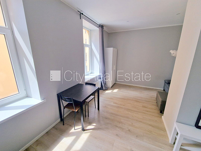 Pagalma ēka, renovēta māja, slēgts pagalms, ieeja no pagalma, kāpņu telpa pēc kapitālā Rīga - foto 8