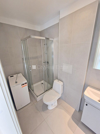 Pagalma ēka, renovēta māja, slēgts pagalms, ieeja no pagalma, kāpņu telpa pēc kapitālā Rīga - foto 13