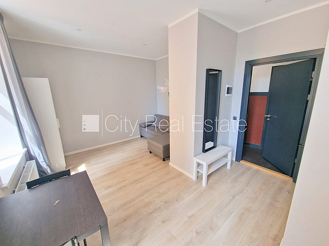 Pagalma ēka, renovēta māja, slēgts pagalms, ieeja no pagalma, kāpņu telpa pēc kapitālā Rīga - foto 11