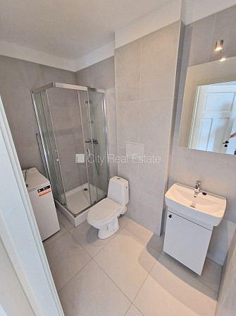 Pagalma ēka, renovēta māja, slēgts pagalms, ieeja no pagalma, kāpņu telpa pēc kapitālā Rīga - foto 12