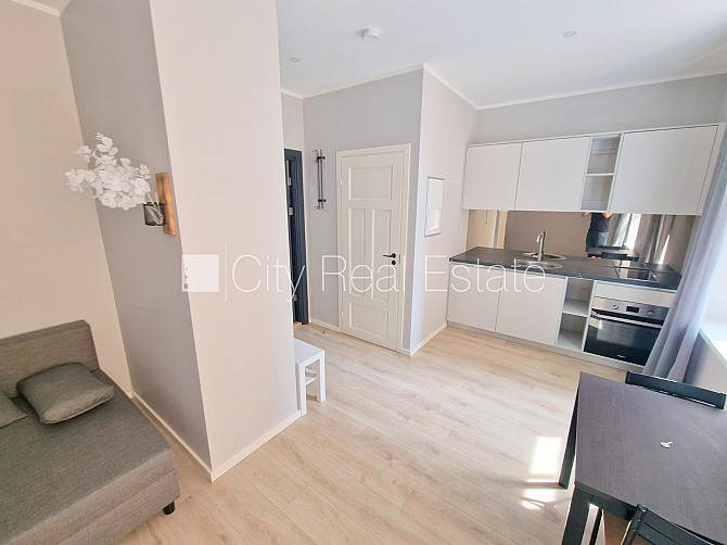 Pagalma ēka, renovēta māja, slēgts pagalms, ieeja no pagalma, kāpņu telpa pēc kapitālā Rīga - foto 2