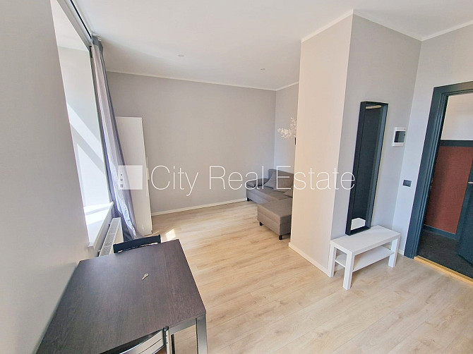 Pagalma ēka, renovēta māja, slēgts pagalms, ieeja no pagalma, kāpņu telpa pēc kapitālā Rīga - foto 9