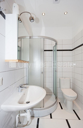 Labiekārtots apzaļumots pagalms, slēgts pagalms, teritorijas iebrauktuves vārti aprīkoti ar Jūrmala - foto 14