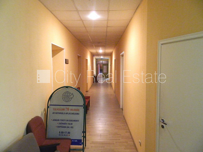 Fasādes māja, ieeja no ielas, kāpņu telpa pēc kosmētiskā remonta, logi vērsti mājas abās Rīga - foto 20