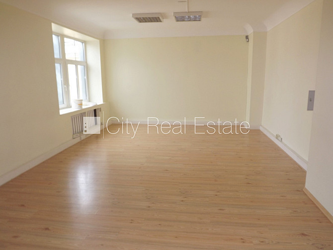 Fasādes māja, renovēta māja, ieeja no ielas, ir lifts, kāpņu telpa pēc kosmētiskā remonta, Rīga - foto 2