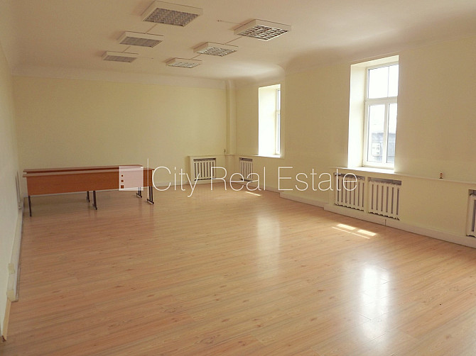 Fasādes māja, renovēta māja, ieeja no ielas, ir lifts, kāpņu telpa pēc kosmētiskā remonta, Rīga - foto 1