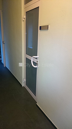 Pagalma māja, renovēta māja, ieeja no ielas, kāpņu telpa pēc kosmētiskā remonta, logi Rīga - foto 9