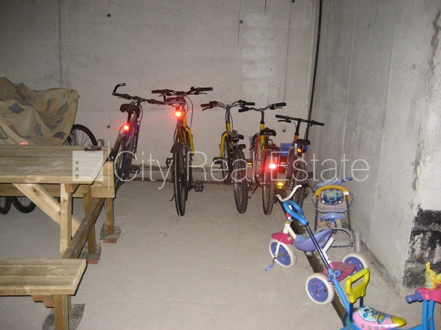 Labiekārtots apzaļumots pagalms, teritorijas iebrauktuves vārti aprīkoti ar automatizētu Jūrmala - foto 14