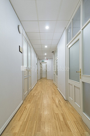 Fasādes māja, ieeja no ielas, ir lifts, kāpņu telpa pēc kosmētiskā remonta, balkons, logi Rīga - foto 7