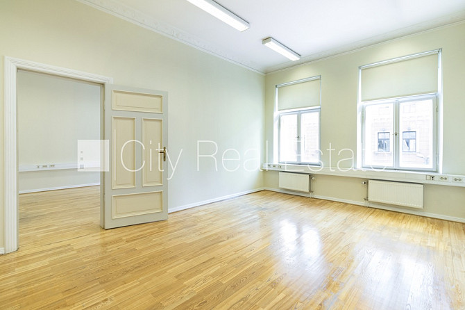 Fasādes māja, ieeja no ielas, ir lifts, kāpņu telpa pēc kosmētiskā remonta, balkons, logi Rīga - foto 6