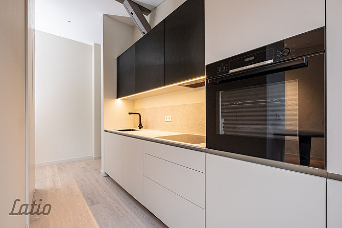 Pārdod plašu un skaistu mansarda veida dzīvokli renovētā mājā Āgenskalnā.
Dzīvoklis ir Rīga - foto 1