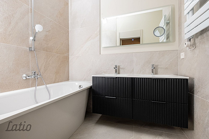 Pārdod plašu un skaistu mansarda veida dzīvokli renovētā mājā Āgenskalnā.
Dzīvoklis ir Rīga - foto 4