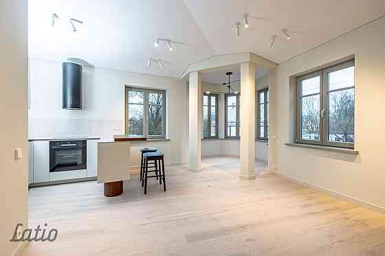 Pārdod plašu un skaistu mansarda veida dzīvokli renovētā mājā Āgenskalnā.
Dzīvoklis ir pilnībā gatav Rīga