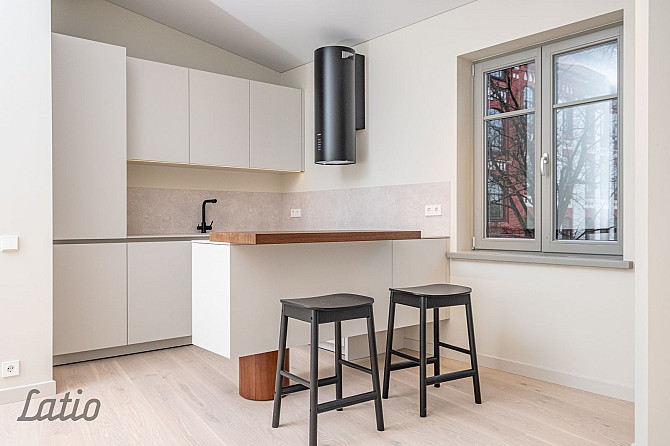 Pārdod plašu un skaistu mansarda veida dzīvokli renovētā mājā Āgenskalnā.
Dzīvoklis ir Rīga - foto 2