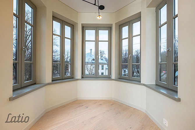 Pārdod plašu un skaistu mansarda veida dzīvokli renovētā mājā Āgenskalnā.
Dzīvoklis ir Rīga - foto 1