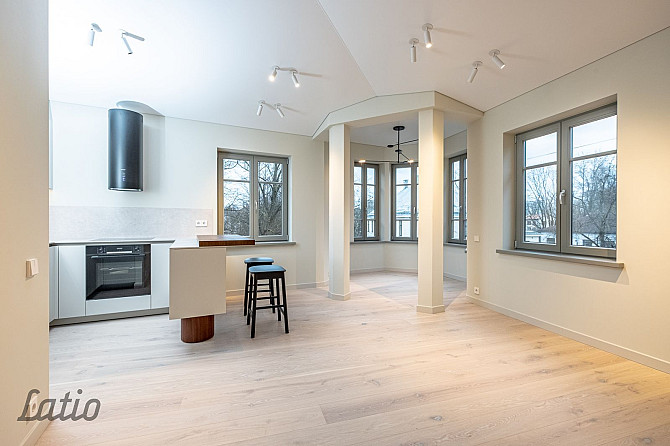 Pārdod plašu un skaistu mansarda veida dzīvokli renovētā mājā Āgenskalnā.
Dzīvoklis ir Rīga - foto 3