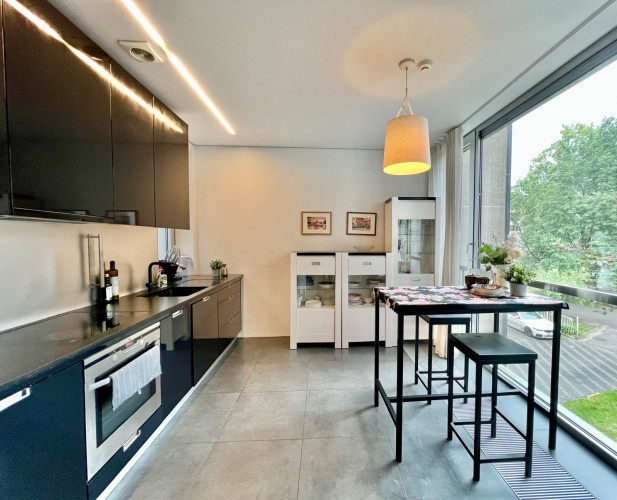 Īrei tiek piedāvāts 4 istabu dzīvoklis (108 m), kas atrodas klusā un zaļā ielā  Hugo Rīga - foto 8