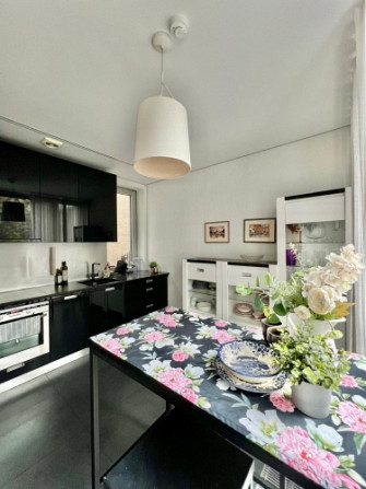 Īrei tiek piedāvāts 4 istabu dzīvoklis (108 m), kas atrodas klusā un zaļā ielā  Hugo Rīga - foto 9