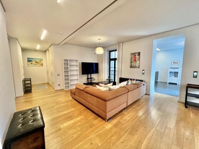 Īrei tiek piedāvāts 4 istabu dzīvoklis (108 m), kas atrodas klusā un zaļā ielā  Hugo Rīga - foto 1