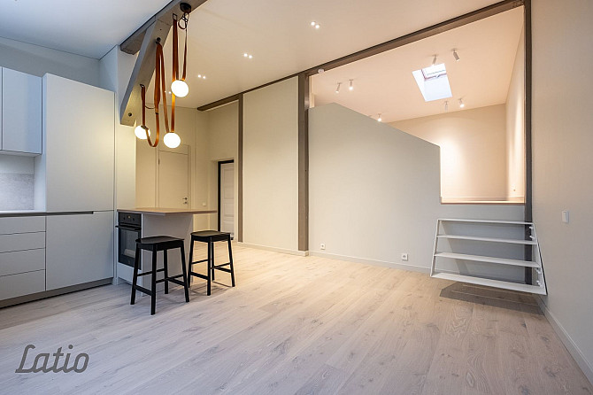 Pārdod plašu un skaistu mansarda veida dzīvokli renovētā mājā Āgenskalnā.
Dzīvoklis ir Rīga - foto 1