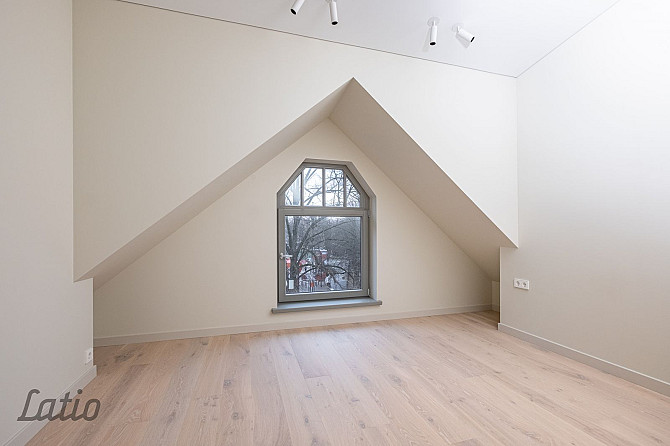 Pārdod plašu un skaistu mansarda veida dzīvokli renovētā mājā Āgenskalnā.
Dzīvoklis ir Rīga - foto 4