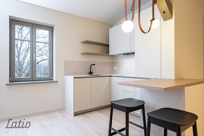 Pārdod plašu un skaistu mansarda veida dzīvokli renovētā mājā Āgenskalnā.
Dzīvoklis ir Rīga - foto 3