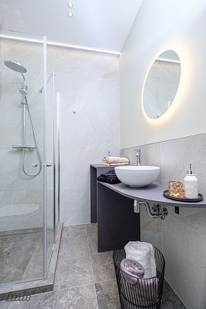 Pārdod plašu un skaistu mansarda veida dzīvokli renovētā mājā Āgenskalnā.
Dzīvoklis ir Rīga - foto 5