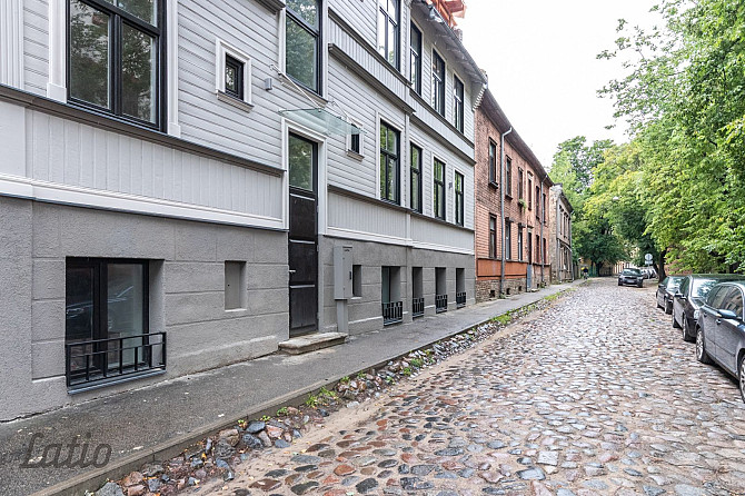 Pārdod plašu un skaistu mansarda veida dzīvokli renovētā mājā Āgenskalnā.
Dzīvoklis ir Rīga - foto 1