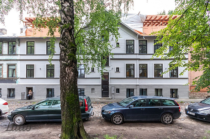 Pārdod plašu un skaistu mansarda veida dzīvokli renovētā mājā Āgenskalnā.
Dzīvoklis ir Rīga - foto 2