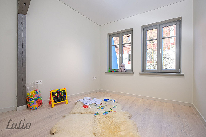 Pārdod plašu un skaistu mansarda veida dzīvokli renovētā mājā Āgenskalnā.
Dzīvoklis ir Rīga - foto 2