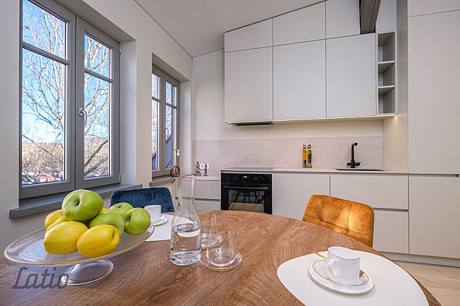 Pārdod plašu un skaistu mansarda veida dzīvokli renovētā mājā Āgenskalnā.
Dzīvoklis ir Rīga - foto 4