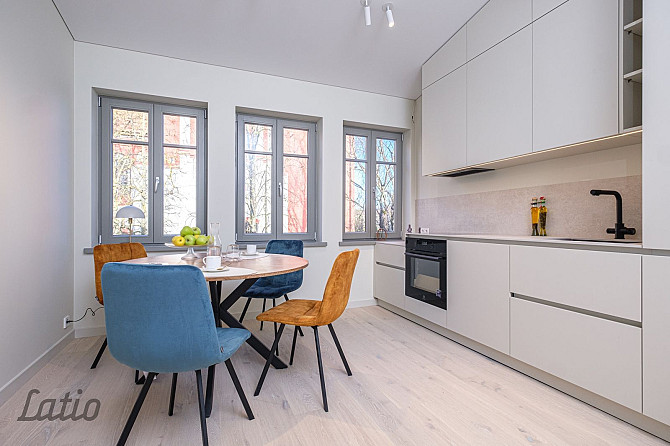 Pārdod plašu un skaistu mansarda veida dzīvokli renovētā mājā Āgenskalnā.
Dzīvoklis ir Rīga - foto 1