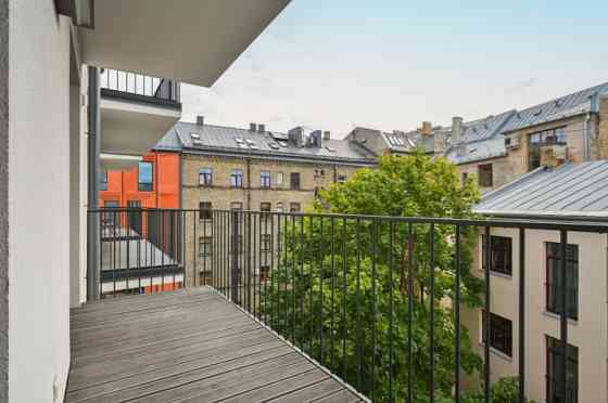 Izīrē gaišu un plašu 3 istabu dzīvokli!  Dzīvoklis atrodas Klusajā centrā, vienā no jaunākajiem proj Rīga