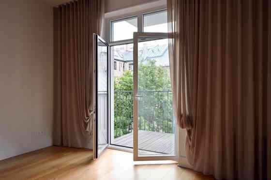 Izīrē gaišu un plašu 3 istabu dzīvokli!  Dzīvoklis atrodas Klusajā centrā, vienā no jaunākajiem proj Rīga