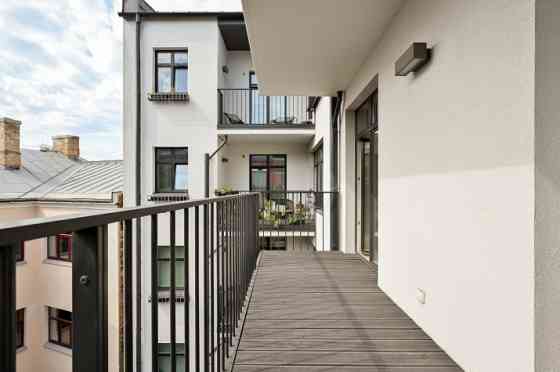 Izīrē gaišu un plašu 3 istabu dzīvokli!  Dzīvoklis atrodas Klusajā centrā, vienā no jaunākajiem proj Rīga