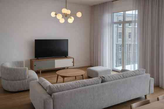 Izīrē gaišu un plašu 3 istabu dzīvokli!  Dzīvoklis atrodas Klusajā centrā, vienā no jaunākajiem proj Rīga