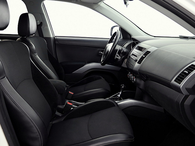 Mitsubishi Outlander Luxury Facelift ATM 2.2 Di-D 115kW Tallina - foto 6