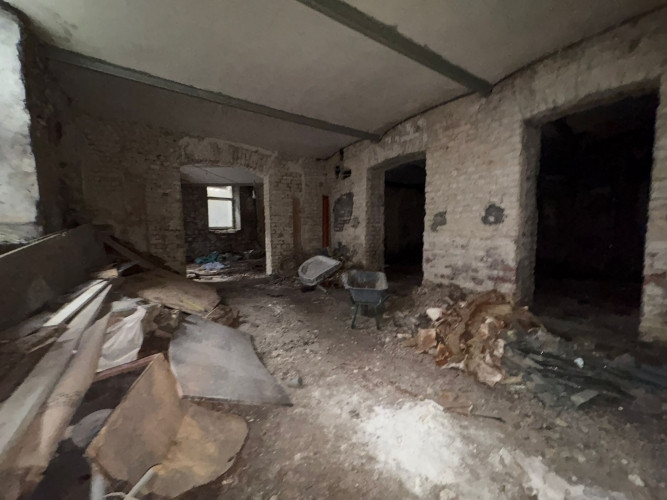 Piedāvājumā kopumā 600 m plašas telpas ēkas cokolstāvā ar 3 atsevišķām ieejām. Rīga - foto 6