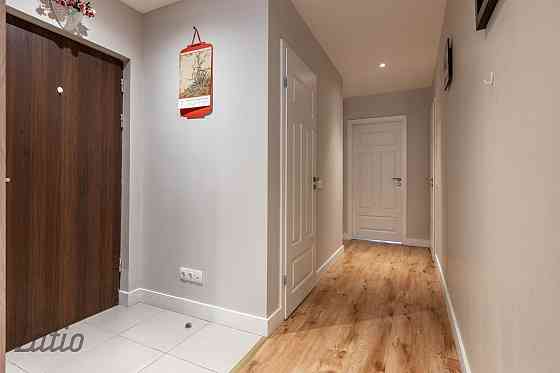 Izīrē mēbelētu trīsistabu dzīvokli klusajā centrā. Logi vērsti uz pagalmu. Divas guļamistabas, divas Rīga