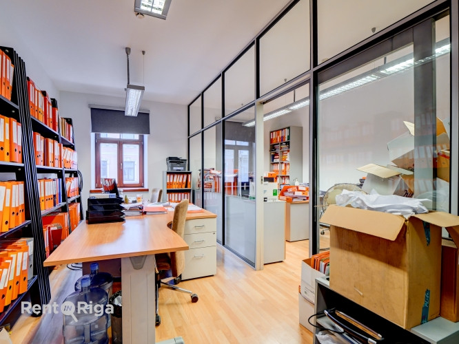 Biroja telpas renovētas ēkas 5. stāvā (BEZ LIFTA).  Omulīga, sakopta un bruģēta teritorija, Rīga - foto 9