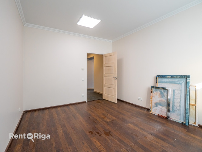 Office premises in a detached building with a fenced yard.  The premises occupy the entire first flo Рига - изображение 9