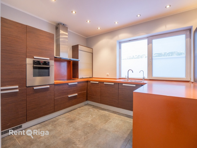 Office premises in a detached building with a fenced yard.  The premises occupy the entire first flo Рига - изображение 4