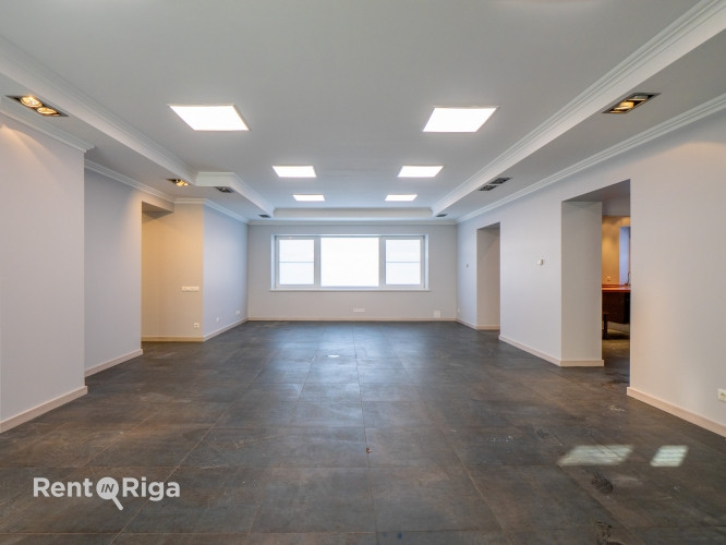 Office premises in a detached building with a fenced yard.  The premises occupy the entire first flo Рига - изображение 2